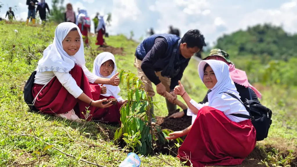 Telkom Aktif Lakukan Penanaman Bibit Pohon di Berbagai Daerah